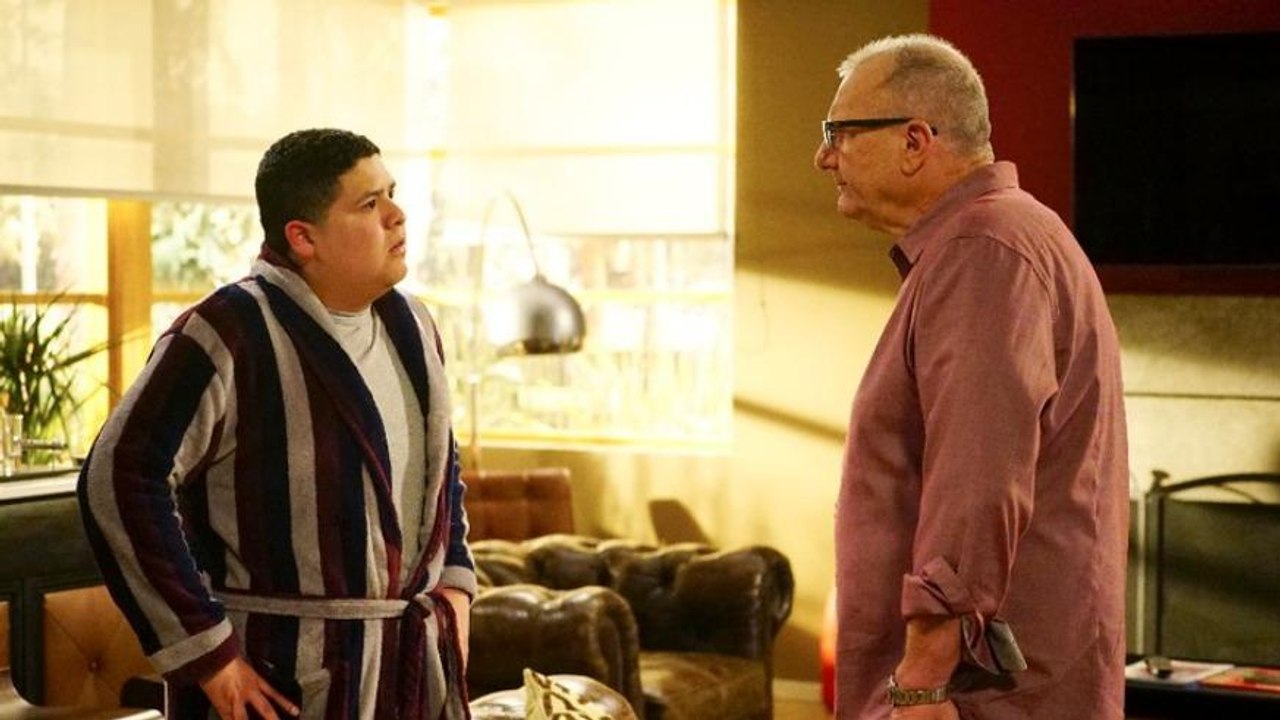 Modern Family Season 9 Episode 1 (Lake Life) full streaming