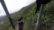 Une folle se met à poursuivre des touristes pour les agresser en pleine montagne