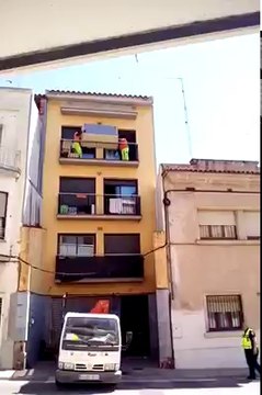 Essayer de se passer le canapé par le balcon au 3eme étage... Mauvaise idée!