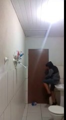 Cette vidéo d'un homme et de son chat tentant de chasser un rat va vous faire rire