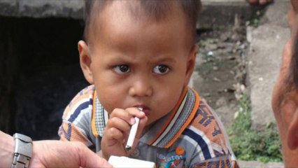 শিশুদের সিগারেট জ্বালিয়ে দিচ্ছেন বাবা-মা!