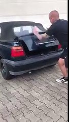 il allume un gros pétard dans le coffre de sa voiture