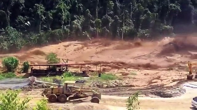 Des ouvriers bloqués par les inondations en Laos !