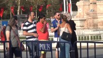 Taksim Meydanı'nda Kadın Turistler Arasındaki Kavga Kamerada