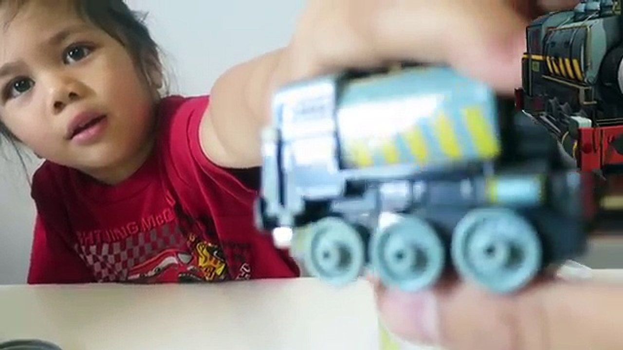 LEARN COLORS with THOMAS AND FRIENDS GIANT Egg Surprise Diecast Mattel Trains Collection
