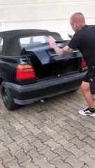 Il fait péter le coffre d'une voiture avec des pétard : grosse explosion