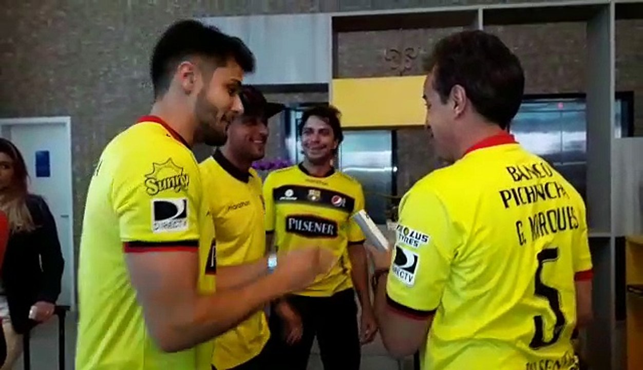 Gabriel Marques recibe regalo de sus familiares