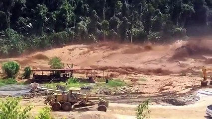 Une violente inondation suite à la rupture dun barrage