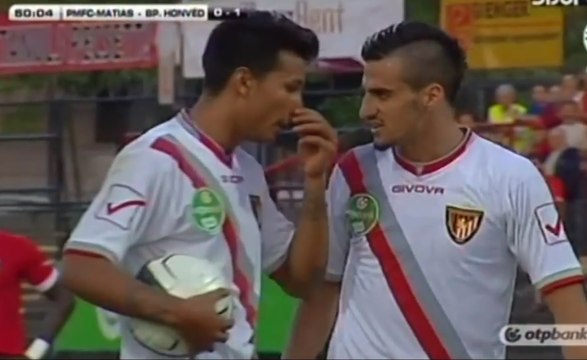 La grosse embrouille entre deux joueurs pour tirer un penalty : ça se termine en carton rouge !