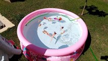 Yeni hello kitty havuza su doldurduk, Ama ancak bebekler yüzdü ::)) Eğlenceli çocuk videosu