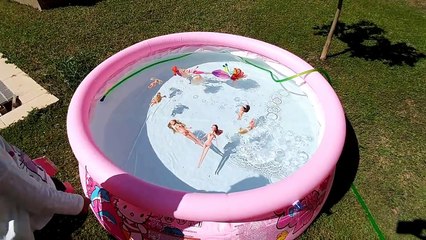 Yeni hello kitty havuza su doldurduk, Ama ancak bebekler yüzdü ::)) Eğlenceli çocuk videosu