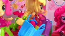 Twilight Sparkle y Pinkie Pie hacen una pillamada con las equestria mini girls de my little pony