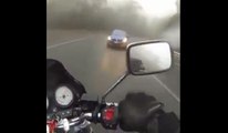 Une voiture perd le contrôle de sa voiture et fonce sur une moto .