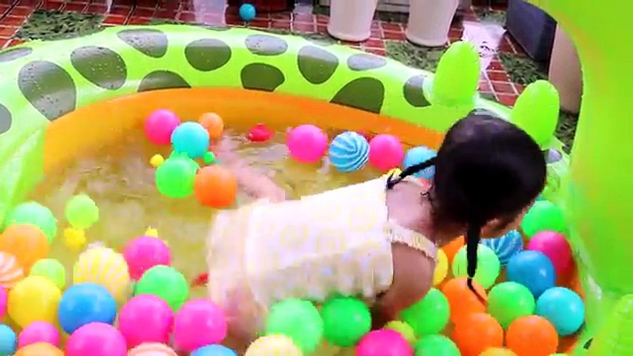Bé Anh Tắm Hồ Bơi