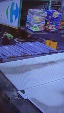 Ce livreur va faire une énorme boulette et tout mettre par terre!