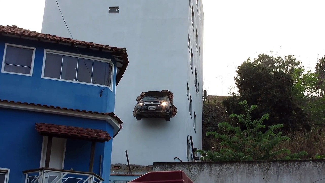Mais comment cette voiture se retrouve encastrée dans le mur d'un immeuble, au 2eme étage ???