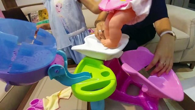 Elif Kuaför oldu Tatlı bebeğin saçlarını yapıyor, eğlenceli çocuk videosu