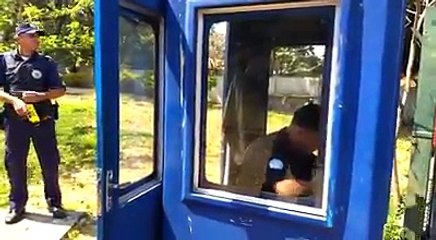 Vigilante é imobilizado por GCMs com disparo de arma de choque em SP