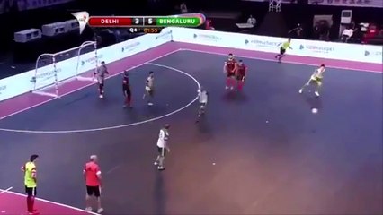 Ronaldinho improvisó un caño sin tocar la pelota