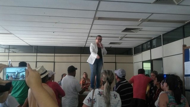 Servidores de Ipaumirim acampam na prefeitura reivindicando salários atrasados