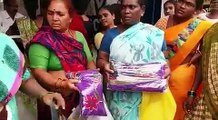 ఈ చీరలు నీ బిడ్డ కడ్తదా కేసీఆర్ Women Questioning KCR On Bathukamma Sarees