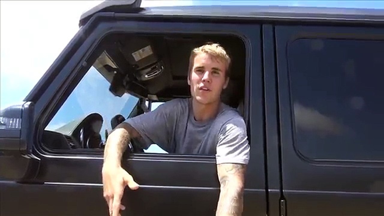 Justin Bieber Has A Heart-To-Heart With Photographer About The Truck Accident