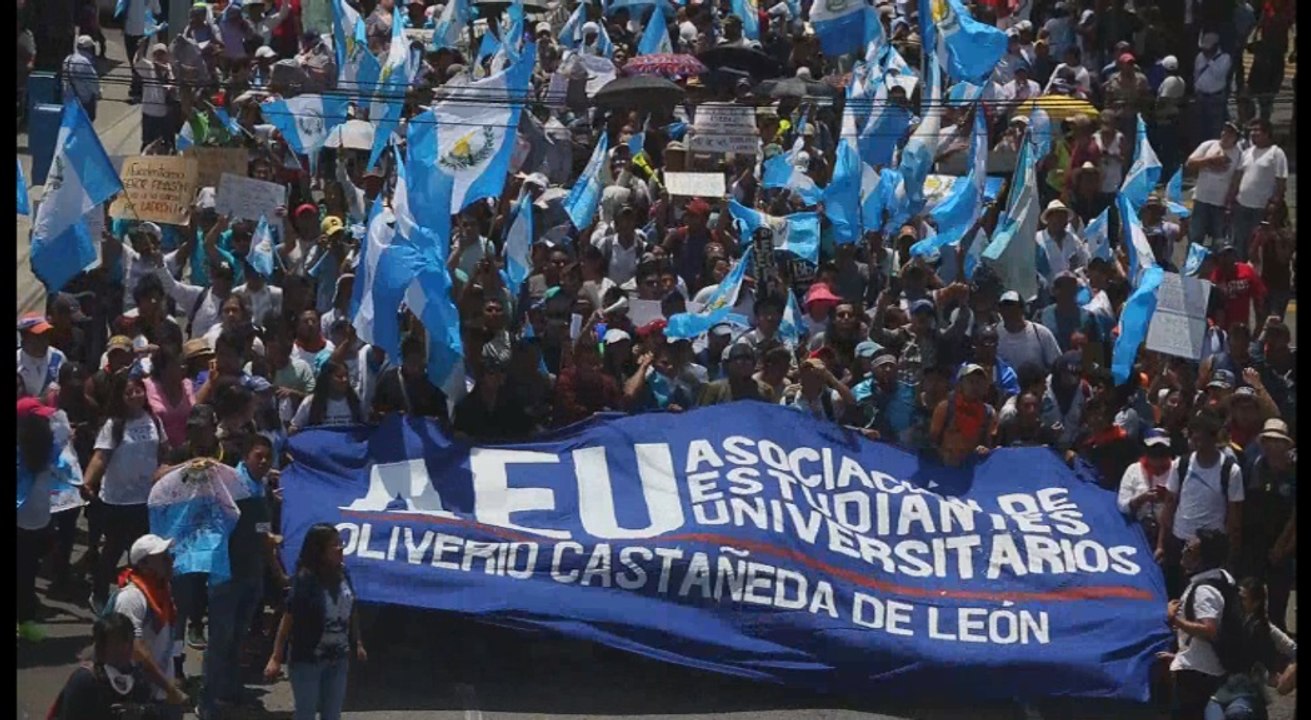 Guatemaltecos piden renuncias y reformas para extirpar la corrupción