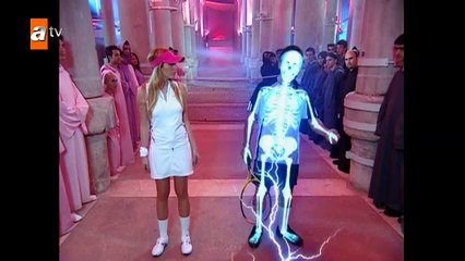 Selena küçülüyor! by Scott Haney