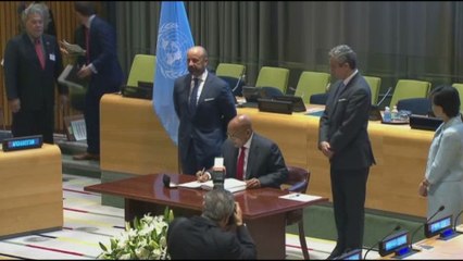 Los países comienzan a firmar el nuevo tratado para prohibir armas nucleares-.