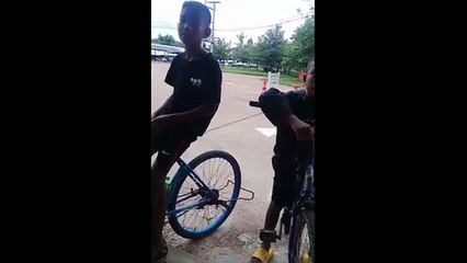 2 anh em đạp xe đi thăm cha ngồi tù