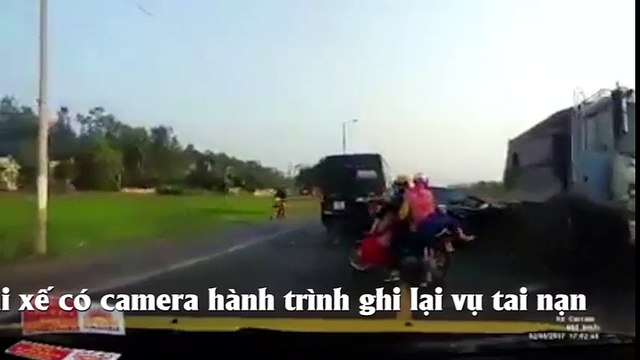 Xe tải đi ngược chiều cán chết thảm khốc 2 người