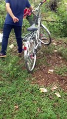 Mang gấu bông và hoa đi tỏ tình, chàng trai nhận lấy kết cục siêu nhọ