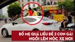 Bố mẹ quá liều để 2 con gái ngồi lên nóc xe hơi