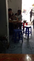 cô gái đút phở cho người đàn ông giữa quán hút triệu view
