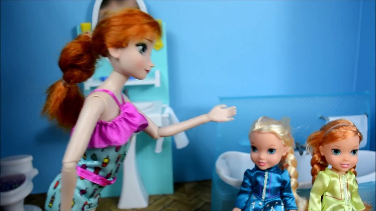 Elsa And Anna Toddlers Bath time! Bath time fun with toddler anna and elsa