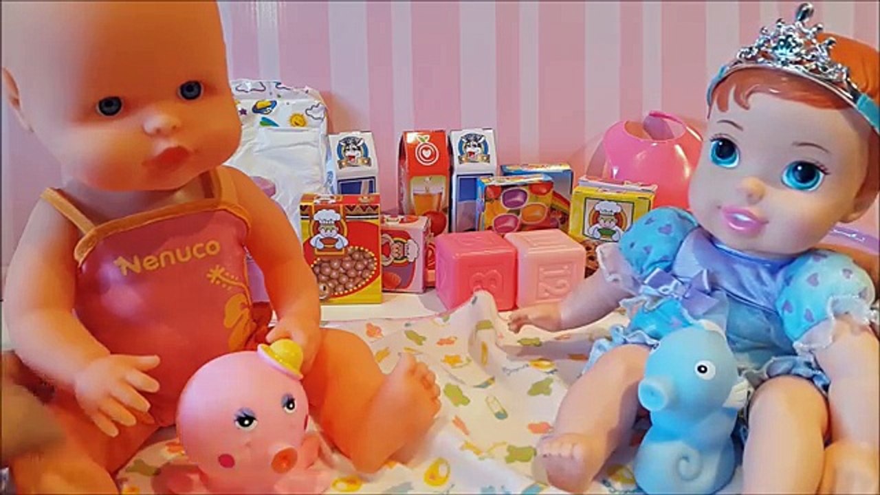 La bebé Ariel come papilla y la bebé Nenuco toma el biberón