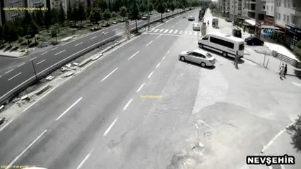 Yarış Motosikletinin Son Sürat Çarptığı Genç Kız Havada Takla Attı... O Anlar Kamerada