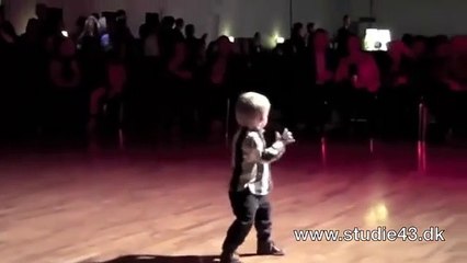 Ce gamin a le rythme dans la peau ! Trop mignon