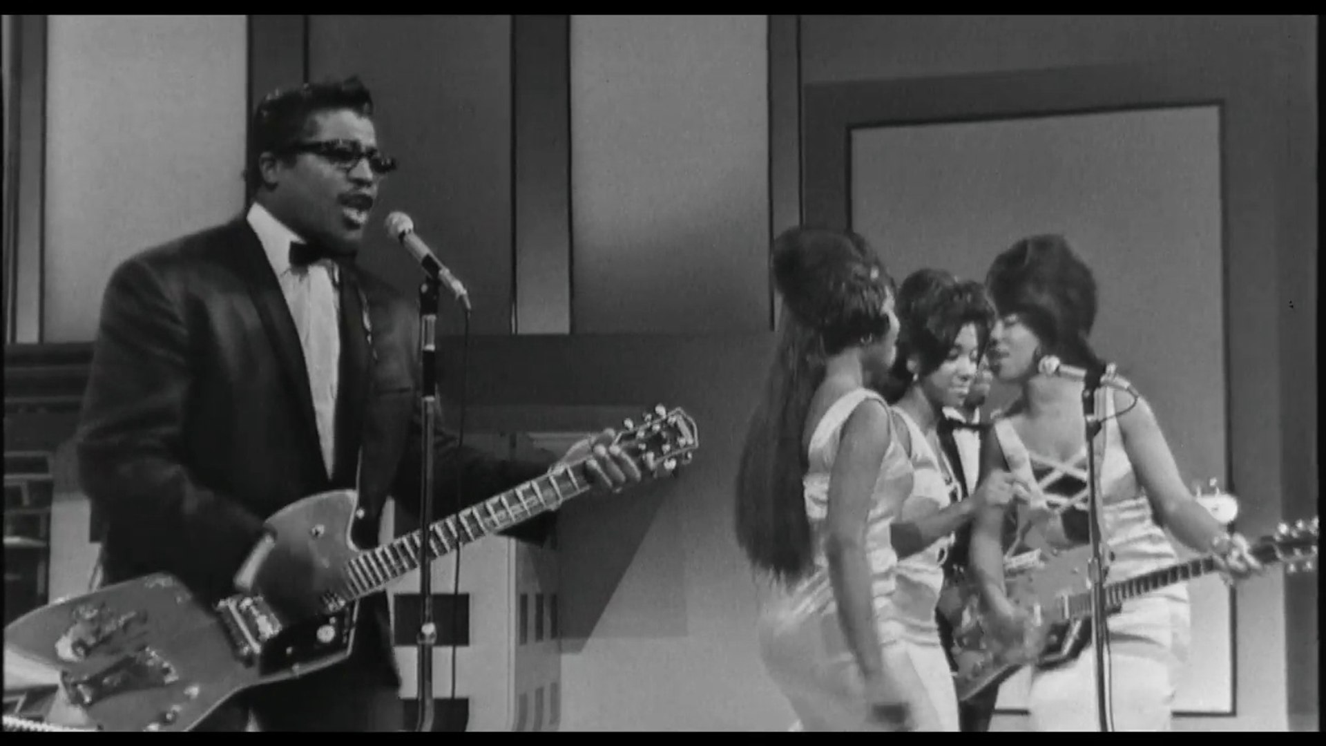 The T.A.M.I. Show/The Big T.N.T. Show - Clip: Hey Bo Diddley By Bo 