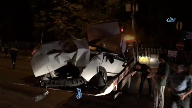 Aşırı Hız Yaptı, Duvara Çarpan Araç Paramparça Oldu: 2 Yaralı