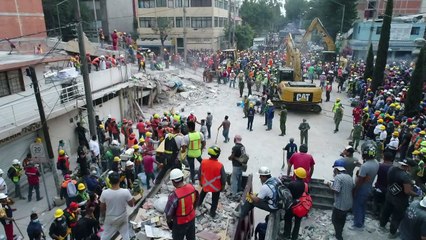 Les secouristes toujours au travail à l'école de Mexico