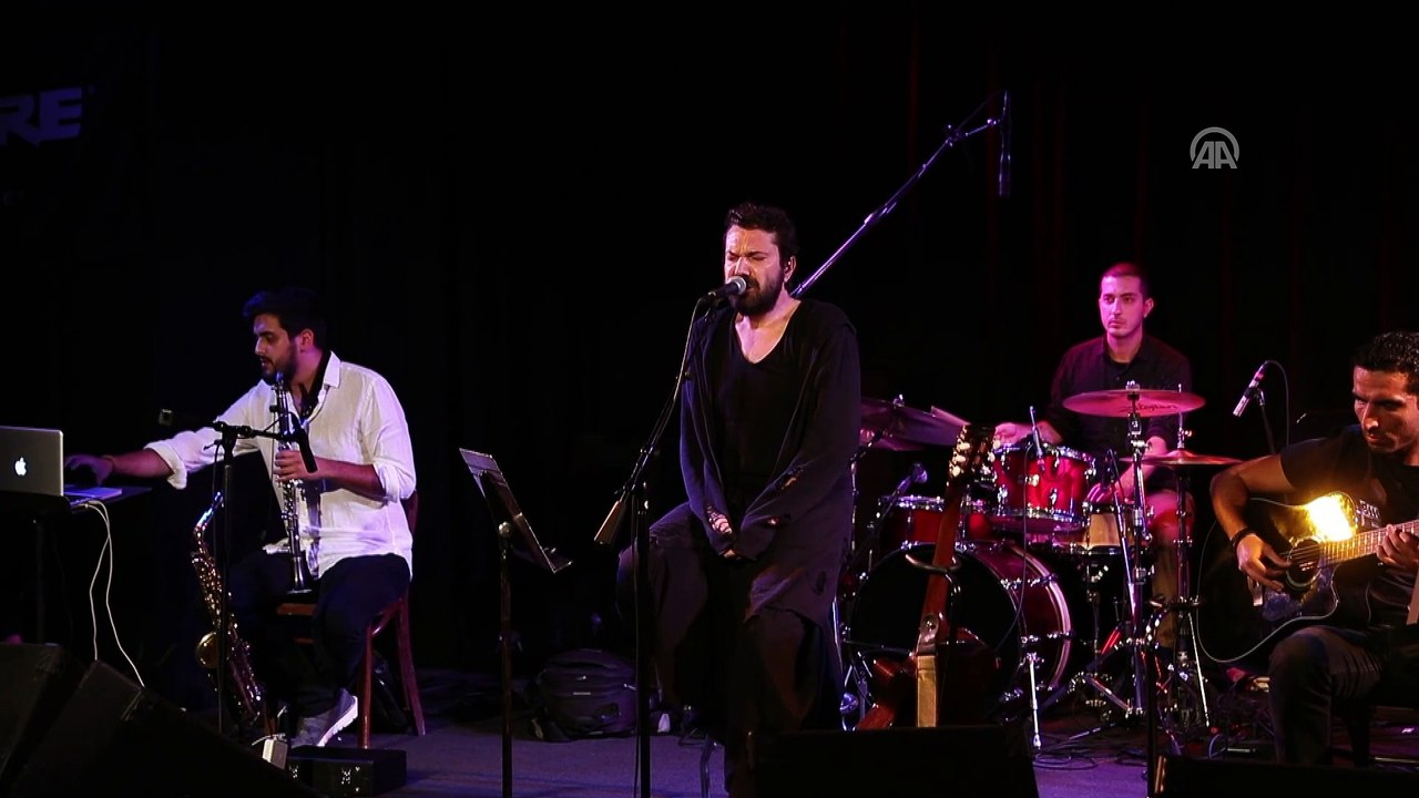 Babasını Kaybeden Halil Sezai Konser Verdi.