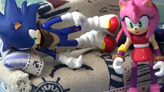 Мультик игрушки Супергерои. Доктор Плюшева делает укол Соник Бум. Рана кровь на ноге. Victoria Play