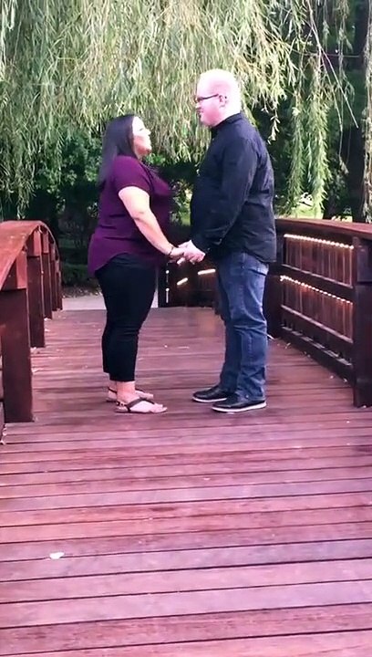 Il demande sa petite-amie en mariage mais perd la bague devant elle