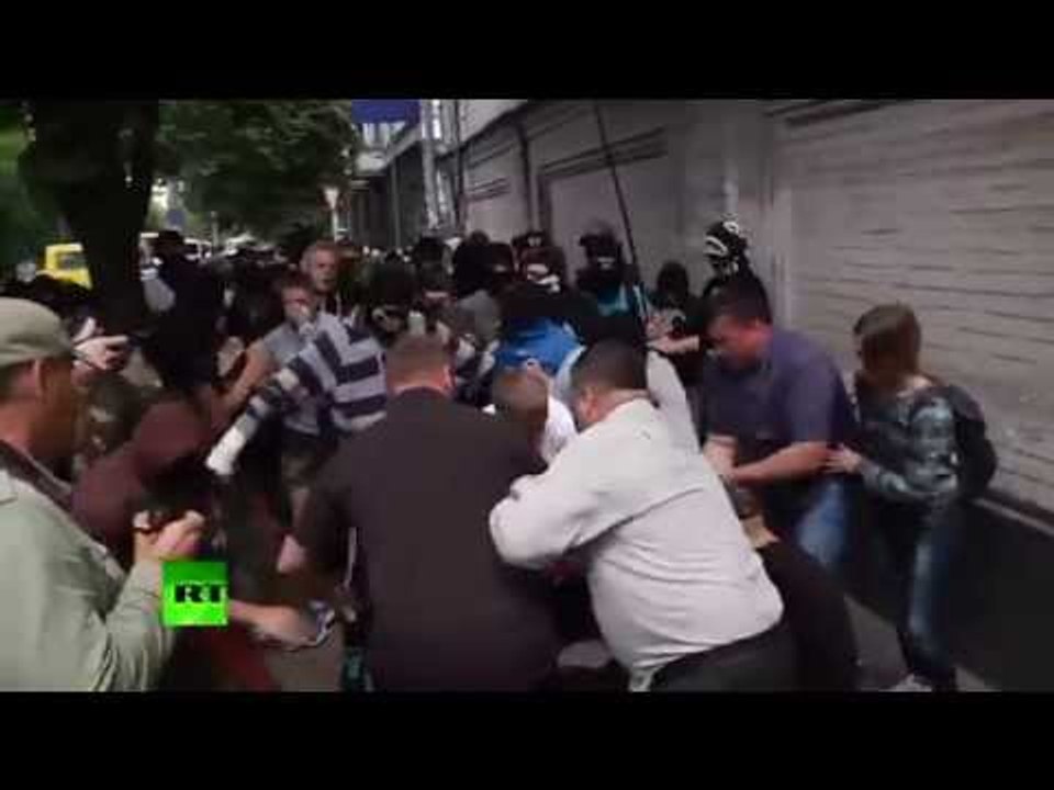 RAW: Ukraine nationalists clash with police outside Orthodox Church in Kiev