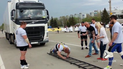 Ce russe tire un camion de 17 tonnes à pieds !!