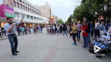 A 1an ce bébé adore le rap et bat le rythme avec sa tête !!