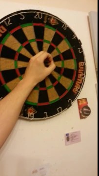 Jouer aux fléchettes... la main sur la cible !! Confiance Aveugle !
