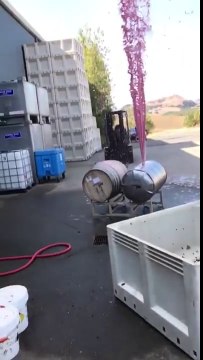 Explosion d'un baril de vin rouge lors des vendanges.. Quel gâchis LOL