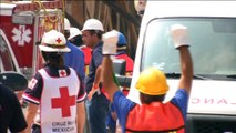 Equipes correm contra o tempo para resgatar menina presa sob escombros de escola no México